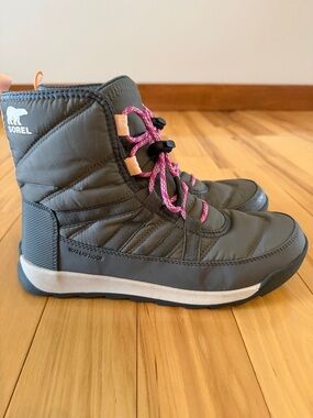 Sorel Women’s Gray Snow Boots with Pink Laces and Peach Tabs
